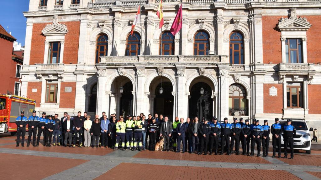 El Ayuntamiento de Valladolid y los municipios valencianos homenajean a los efectivos de Policía Municipal, Bomberos y Aquavall que han participado en las comitivas solidarias