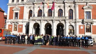 El Ayuntamiento de Valladolid y los municipios valencianos homenajean a los efectivos de Policía Municipal, Bomberos y Aquavall que han participado en las comitivas solidarias