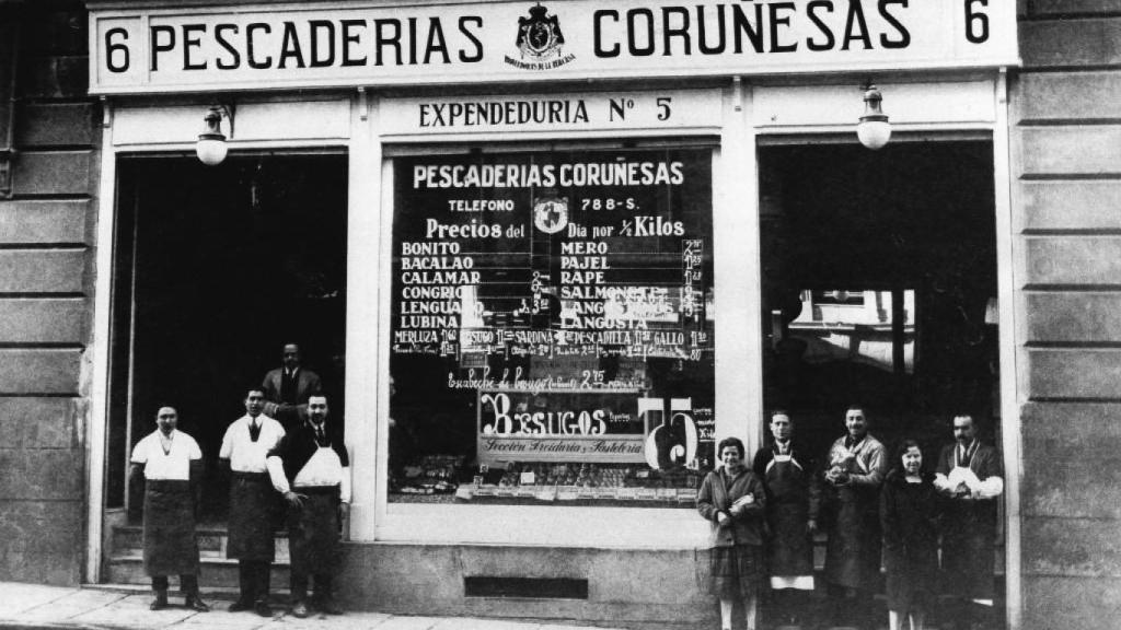 El local de Pescaderías Coruñesas en el n.º 5 de la calle Recoletos, finales de la década de 1920.