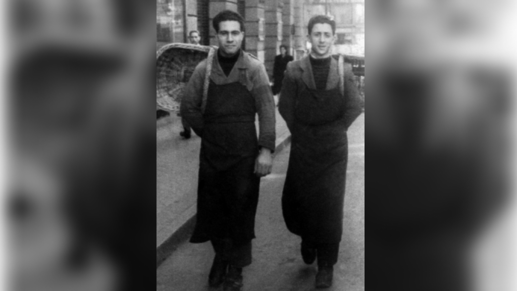 Benigno y Evaristo, de Pescaderías Coruñesas, con cestas al hombro  en 1950.