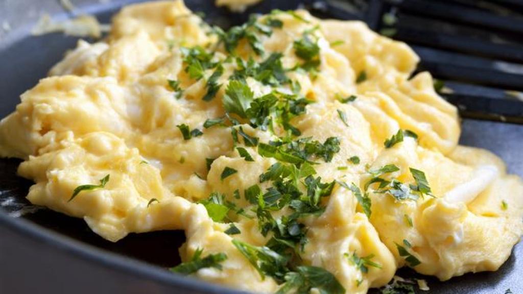 Cocina huevos revueltos.