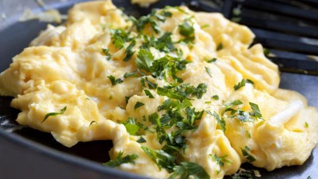 Cocina huevos revueltos.