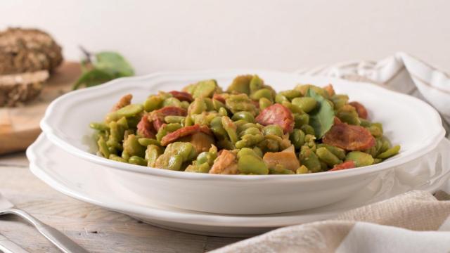 Un plato de habitas (Imagen de archivo)