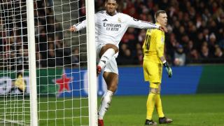 Jude Bellingham golpea con rabia el palo en un partido de Champions League