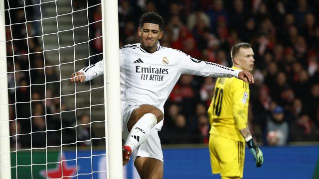 Jude Bellingham golpea con rabia el palo en un partido de Champions League