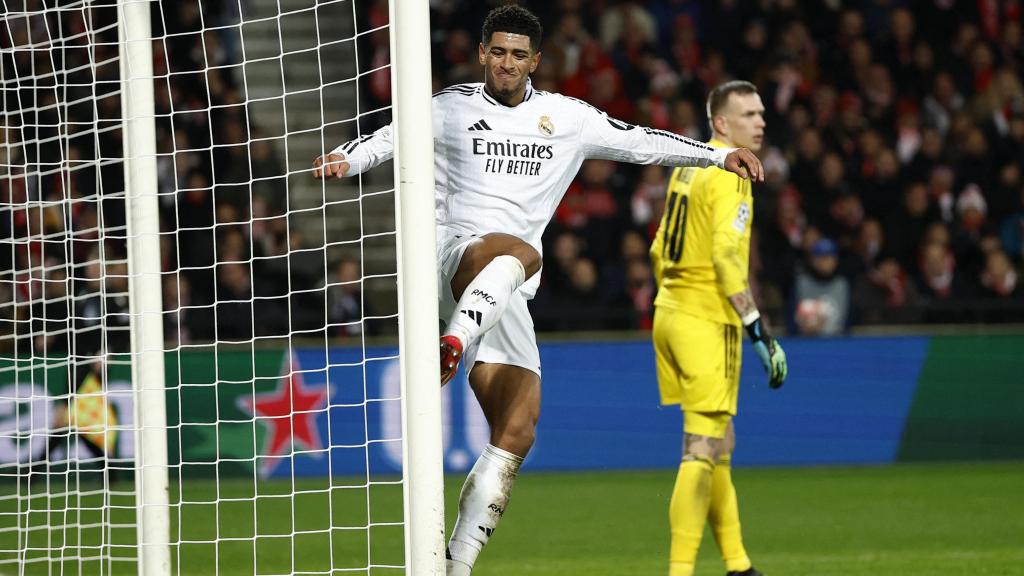 Jude Bellingham golpea con rabia el palo en un partido de Champions League