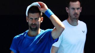 Andy Murray, detrás de Novak Djokovic, durante un entrenamiento en el Open de Australia