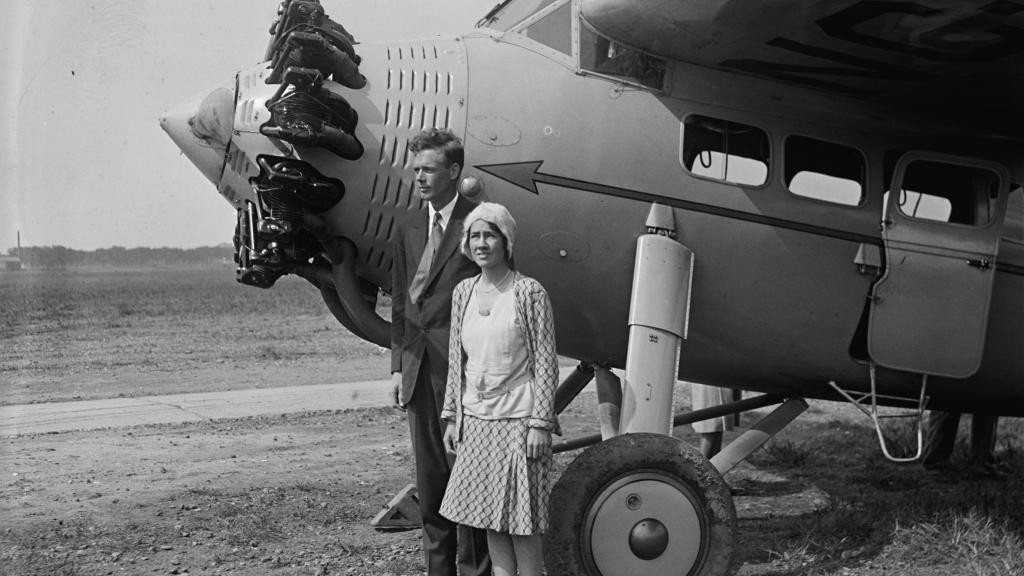 El matrimonio Lindbergh junto a un aeroplano. Septiembre de 1929.