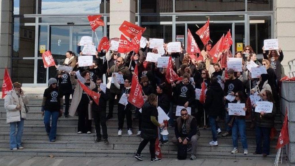 Concentración de la plantilla del Servicio de Emergencias del 112 de Castilla-La Mancha en la Consejería de Hacienda y Administraciones Públicas. Foto: EP.