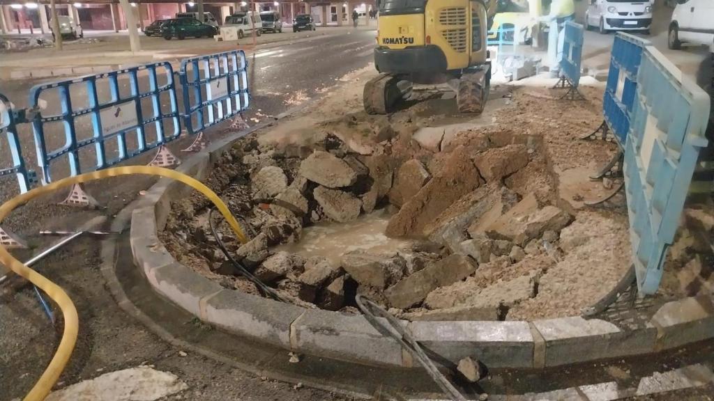 Trabajos en la avería de una tubería en Albacete. Foto: Ayuntamiento.