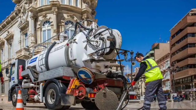 Un camión de limpieza de alcantarillado de Hidrogea, en Cartagena.