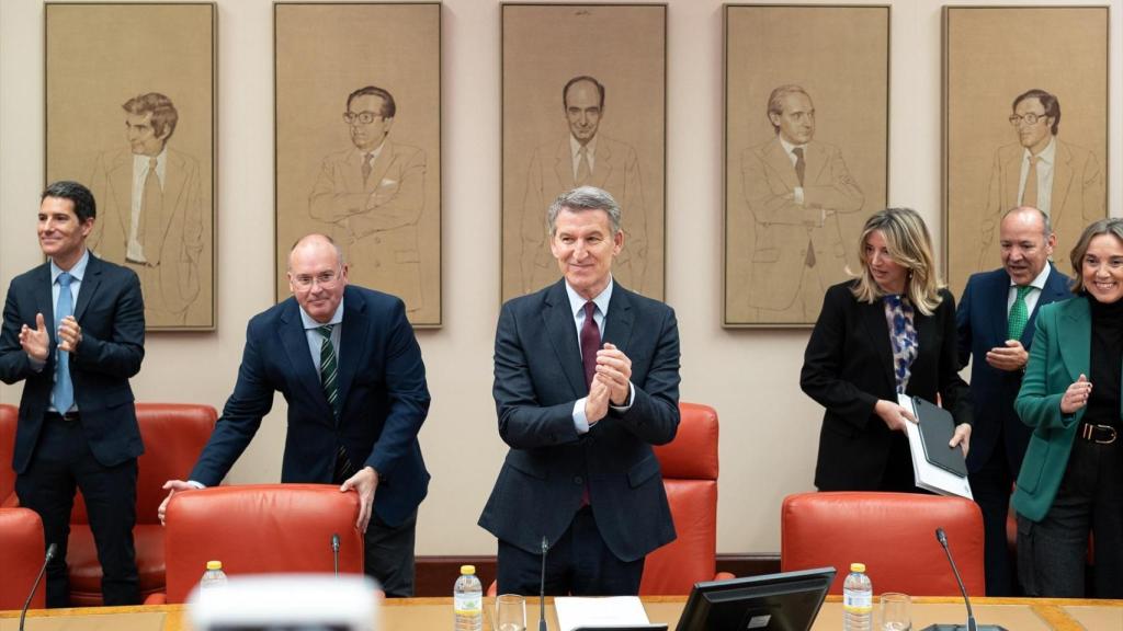 El portavoz del PP en el Congreso, Miguel Tellado (i) y el presidente del PP, Alberto Núñez Feijóo (c), al inicio de la interparlamentaria del partido en el Congreso.