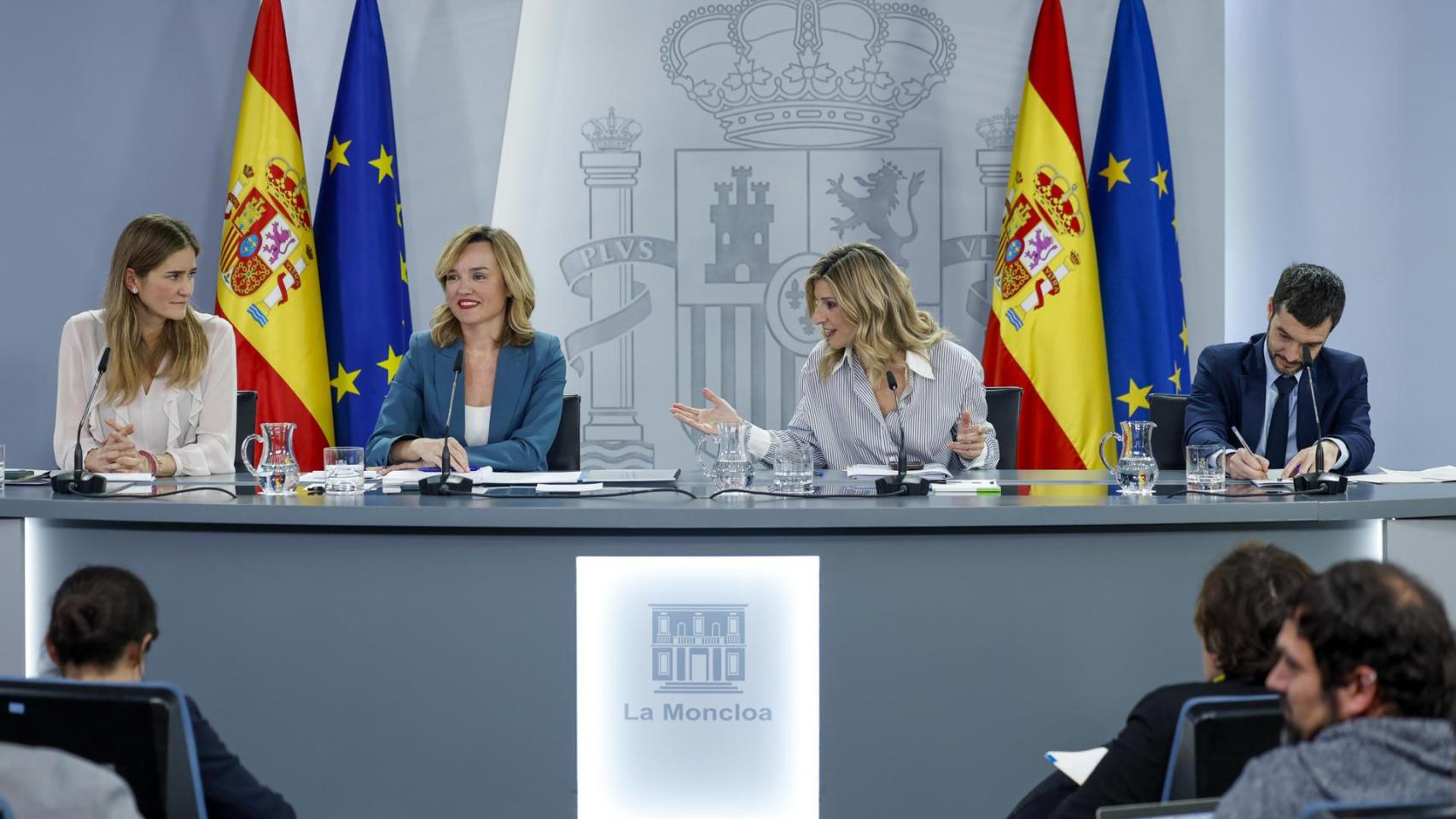 La ministra de Trabajo y vicepresidenta segunda del Gobierno, Yolanda Díaz, junto con la ministra de Educación y portavoz del Gobierno, Pilar Alegría, durante la rueda de prensa tras el Consejo de Ministros de este martes.