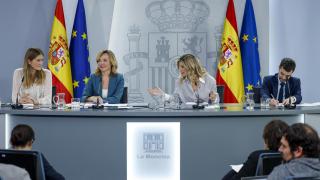 La ministra de Trabajo y vicepresidenta segunda del Gobierno, Yolanda Díaz, junto con la ministra de Educación y portavoz del Gobierno, Pilar Alegría, durante la rueda de prensa tras el Consejo de Ministros de este martes.