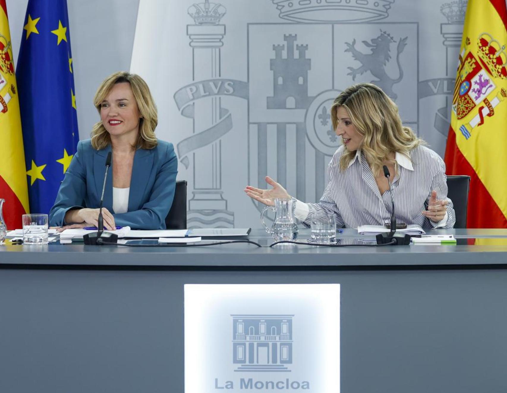 La ministra de Trabajo y vicepresidenta segunda del Gobierno, Yolanda Díaz, junto con la ministra de Educación y portavoz del Gobierno, Pilar Alegría, durante la rueda de prensa tras el Consejo de Ministros de este martes.