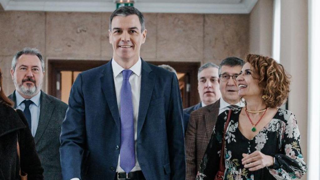 Pedro Sánchez y María Jesús Montero, llegan a la reunión interparlamentaria del Grupo Socialista, en el Congreso de los Diputados, este martes en Madrid.