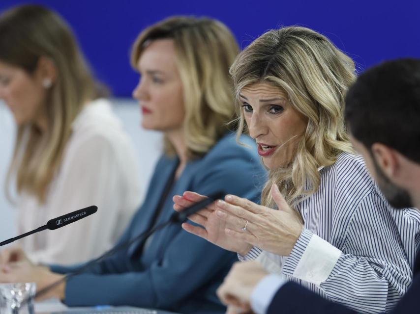 Yolanda Díaz, entre Aagesen, Alegría y Bustinduy, este martes, en la rueda de prensa posterior al Consejo de Ministros.