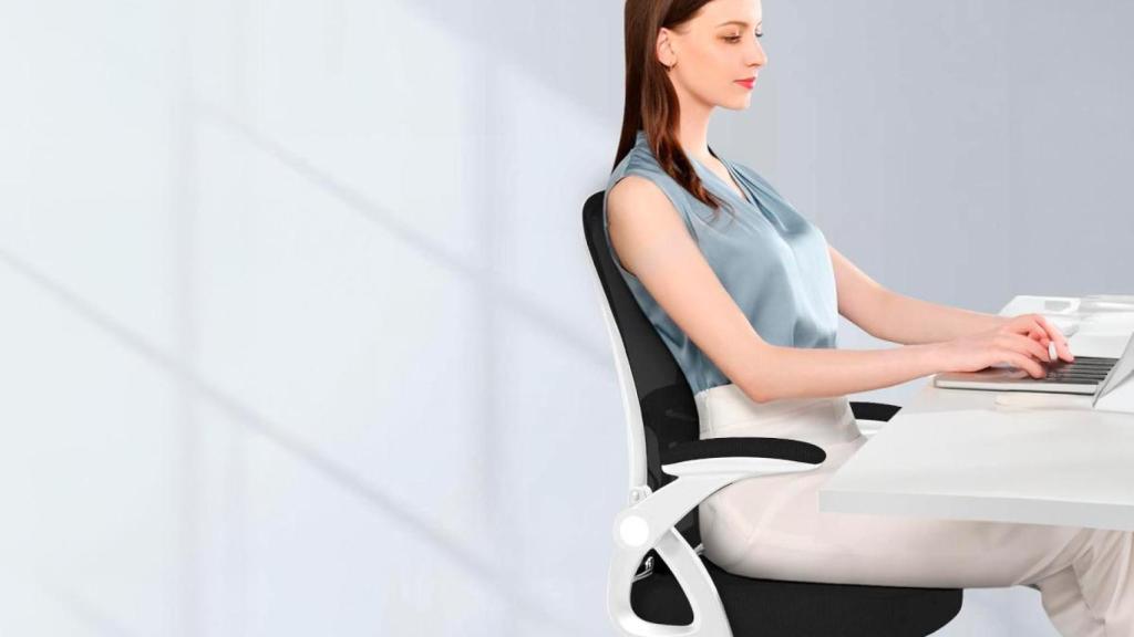 Mejora tu postura y acaba con los dolores: así es la silla de oficina rebajada que necesitas si trabajas desde casa