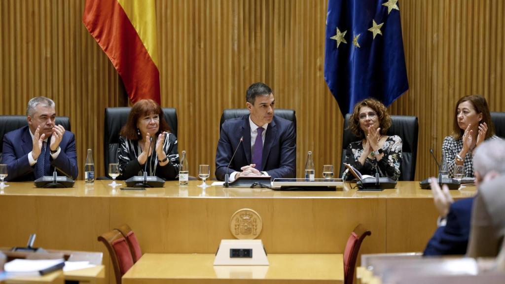 El presidente del Gobierno y secretario general del PSOE, Pedro Sánchez, preside la reunión de los grupos parlamentarios en el Congreso y el Senado para analizar el nuevo periodo de sesiones ordinarias que arranca esta semana en sendas cámaras, este martes en el Congreso de los Diputados.