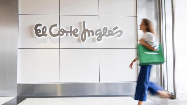 Una compradora en un centro de El Corte Inglés.