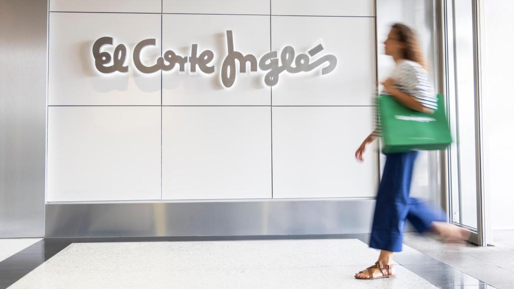 Una compradora en un centro de El Corte Inglés.