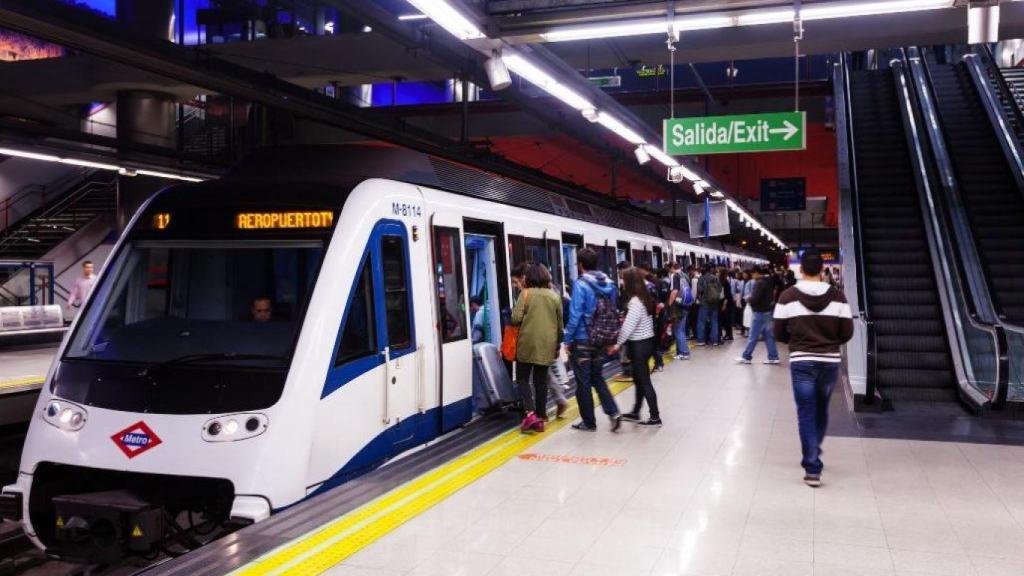 Personas subiendo al Metro de Madrid.
