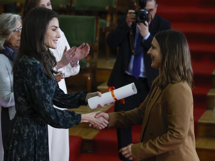 Letizia, entregando uno de los premios.