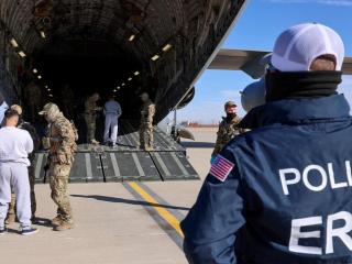 Imagen del primer vuelo de deportación de migrantes a Guantánamo el pasado 4 de febrero.