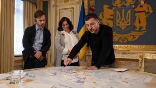 Volodímir Zelenski señala en un mapa las zonas ricas en minerales dentro de Ucrania.