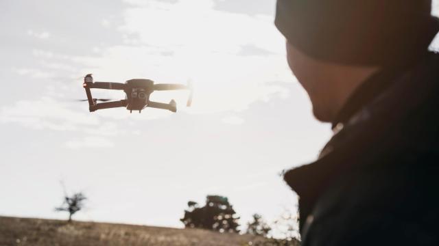 Un operador controlando un cuadricóptero