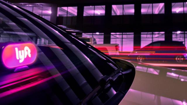 Logo de Lyft en un taxi