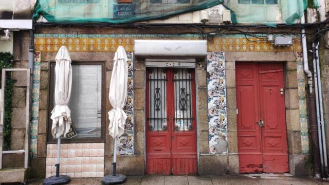 Fachada del edificio donde rescataron al perro, con diseños de azulejos modernistas.