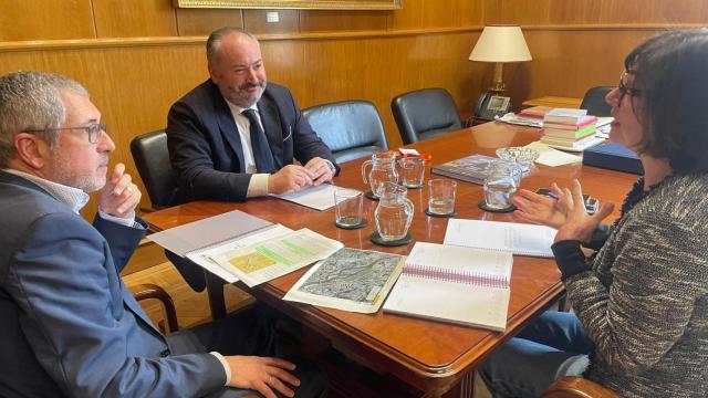 El alcalde de Culleredo, José Ramón Riobo, junto con el secretario de Estado de Medio Ambiente, Hugo Morán, y la directora general de la Costa y el Mar, Ana Oñoro,