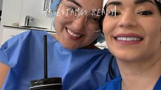 Olga Duque, posando junto a la 'Reina de la Cirugía', a la que ha demandado por las secuelas físicas que le provocó en una operación estética.