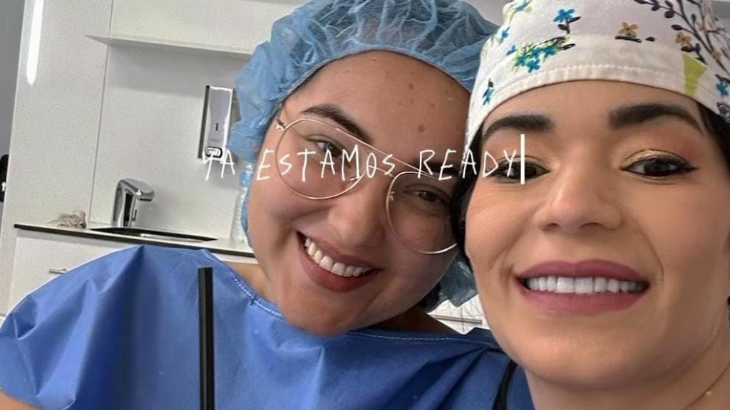 Olga Duque, cede una foto donde posa junto a la 'Reina de la Cirugía', a la que ha demandado por las secuelas físicas que le provocó en una operación estética.