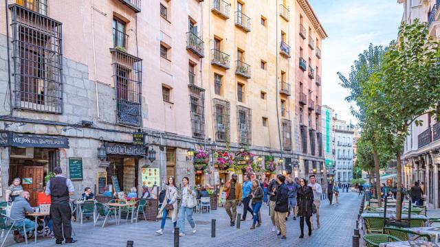 Imagen de archivo de gente en la calle.