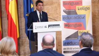 Carlos Mazón, durante la presentación de la consulta para elegir lengua base en las aulas. EE