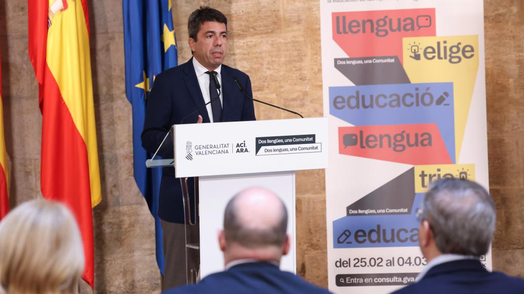 Carlos Mazón, durante la presentación de la consulta para elegir lengua base en las aulas. EE