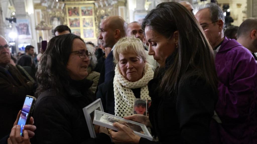 La Reina Letizia junto a familias de víctimas de la dana. Casa Real
