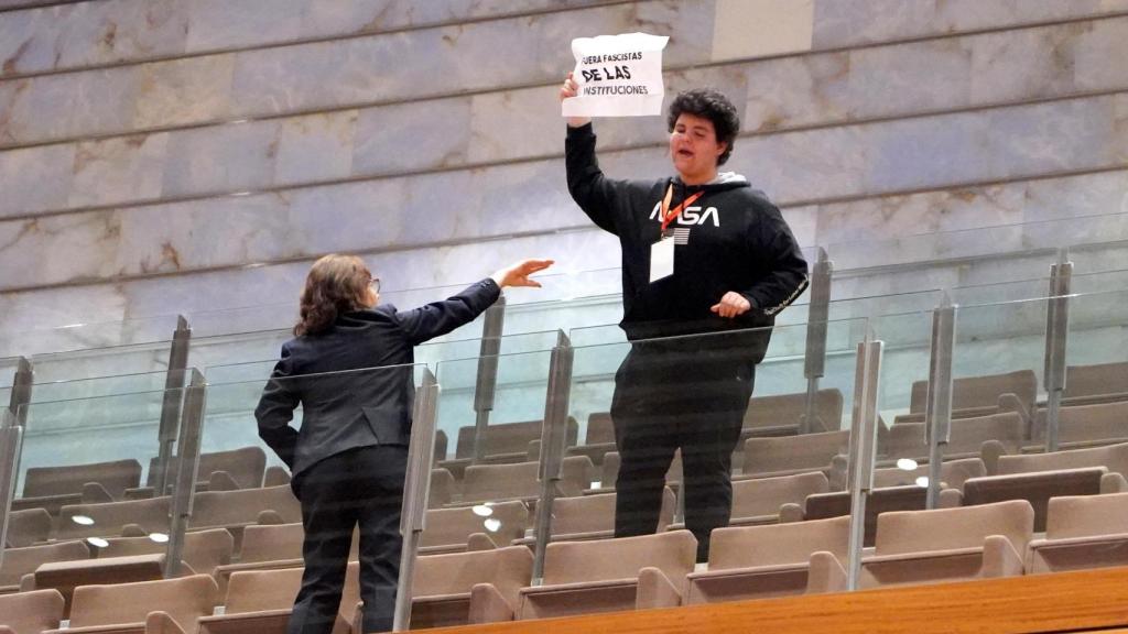 El presidente del Sindicato de Estudiantes, Víctor Martínez, lanzó gritos de “vergüenza” ante lo escuchado a la consejera y fue desalojado por los servicios de las Cortes.
