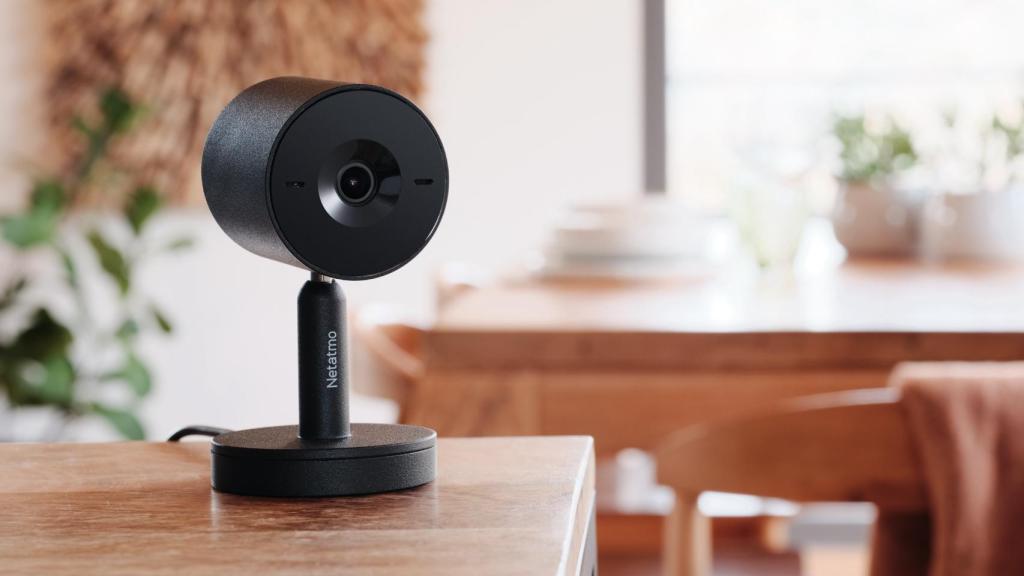 La cámara instalada en una mesa