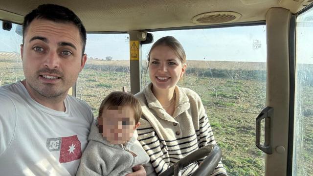 Darío García y Louisa Weyers, creadores de Squirrel Smile, junto a su hija en un tractor, en los campos de pistacho.