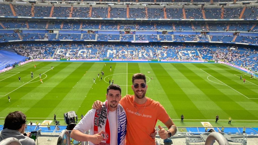 El fisio Vicenzo (1d) en el Estadio Santiago Bernabéu, para ver un partido del equipo de sus amores en España, el Real Madrid.