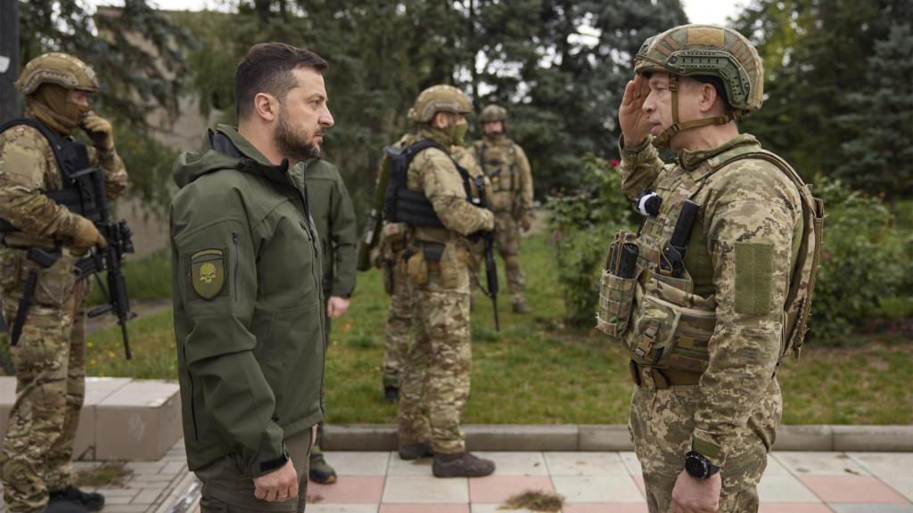 El presidente ucraniano junto al comandante del Ejército Oleksander Sirski.