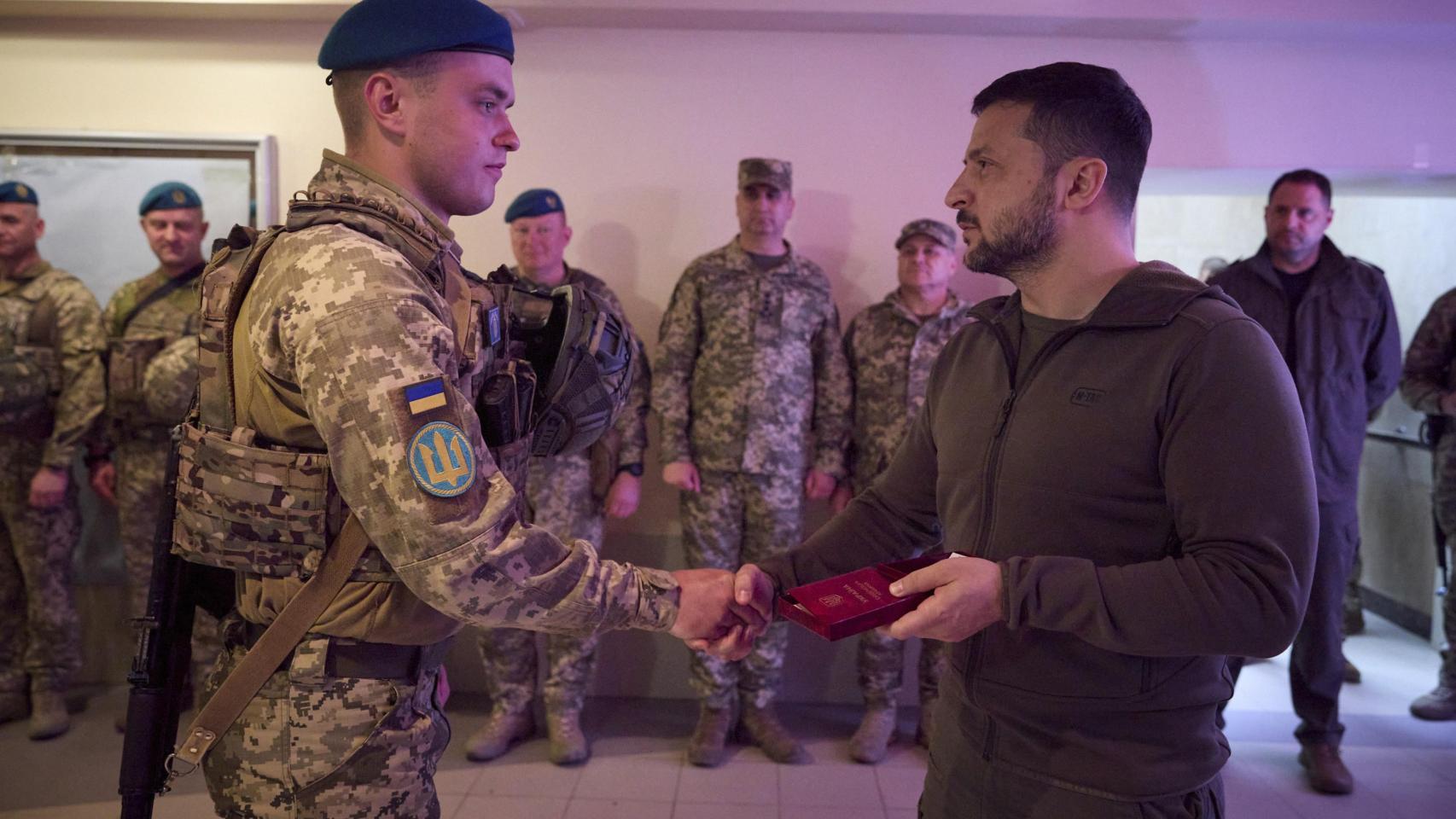 Zelenski entrega medallas estatales a los infantes de marina de Ucrania durante una visita a las posiciones de primera línea en la región de Donetsk.
