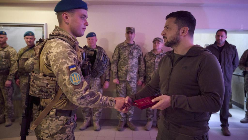 Zelenski entrega medallas estatales a los infantes de marina de Ucrania durante una visita a las posiciones de primera línea en la región de Donetsk.