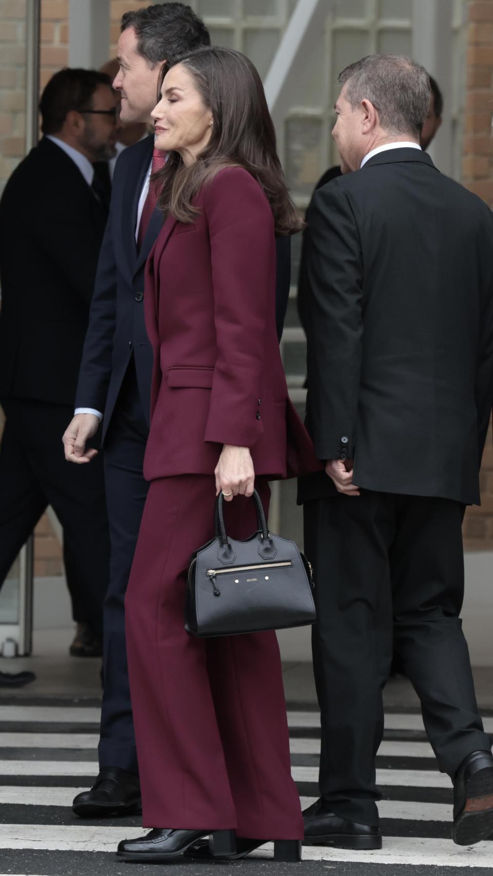 La reina Letizia se ha decantado por la sobriedad para el acto.