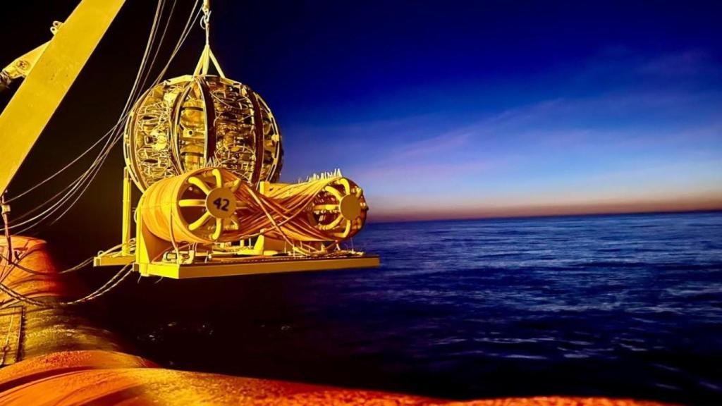 Los dispositivos del  KM3NeT a punto de ser sumergidos.