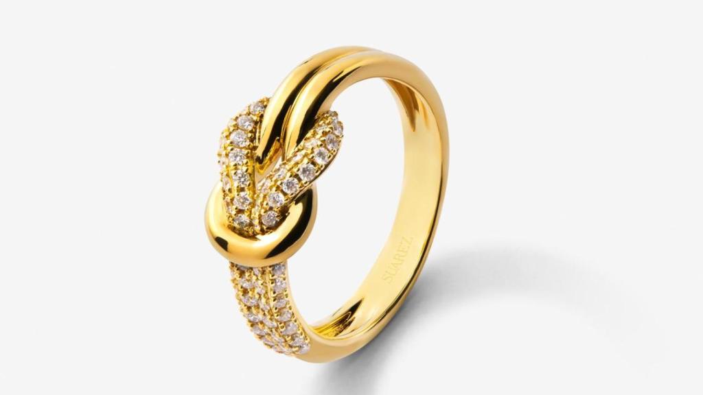 Anillo de oro amarillo de 18K con diamantes blancos de Suárez.