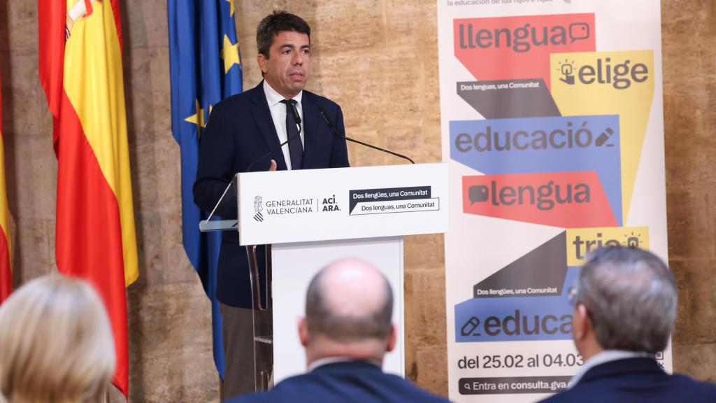 Mazón, durante la presentación de la campaña de elección de lengua base. EE